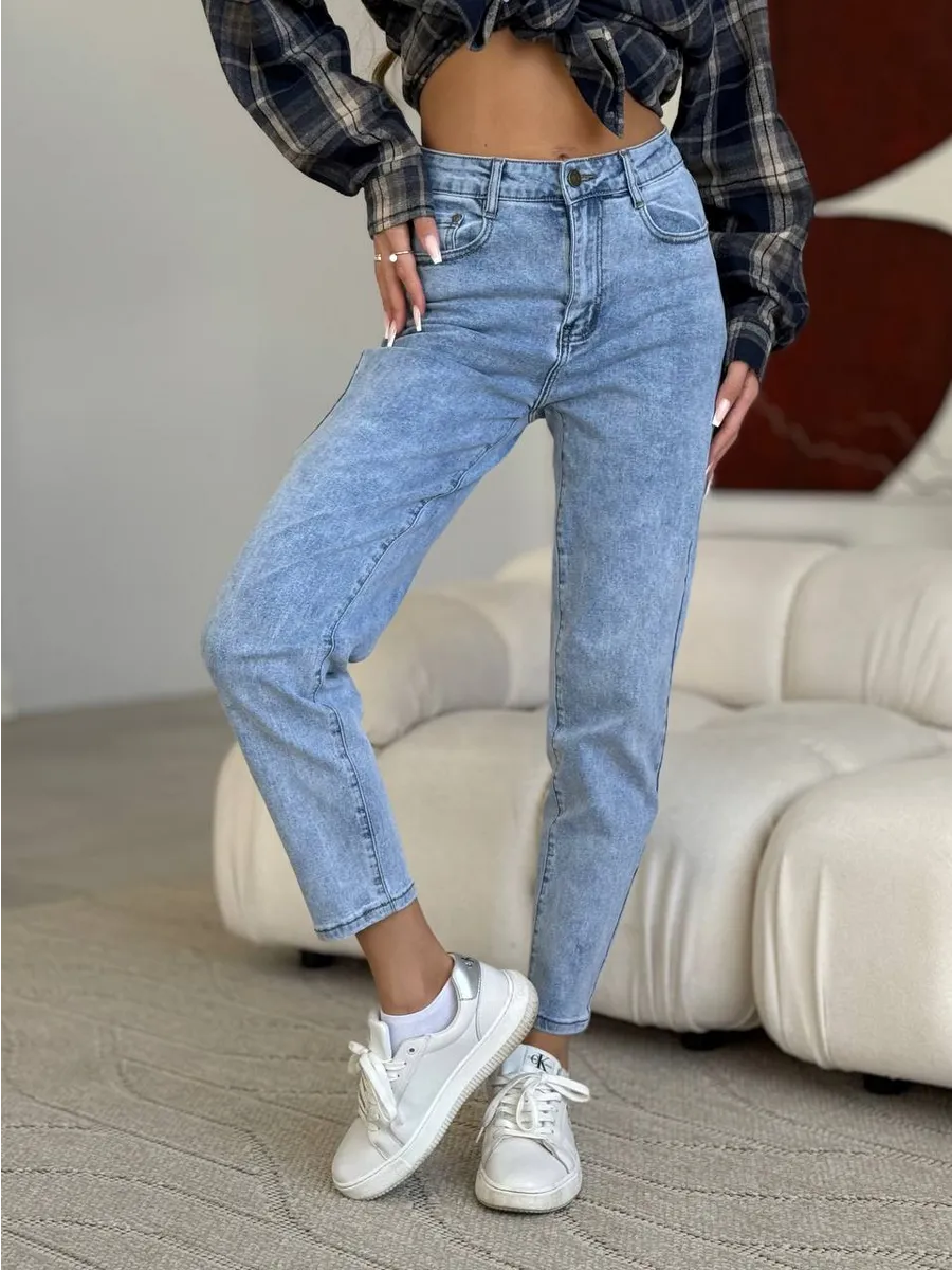 High-waisted jeans