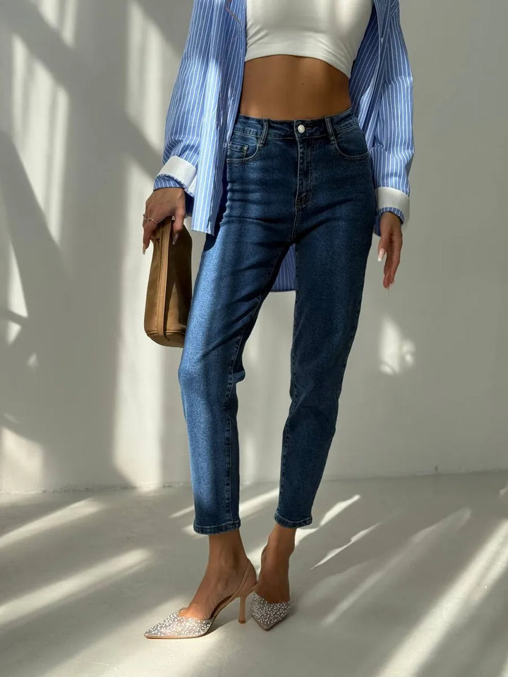 High-waisted jeans